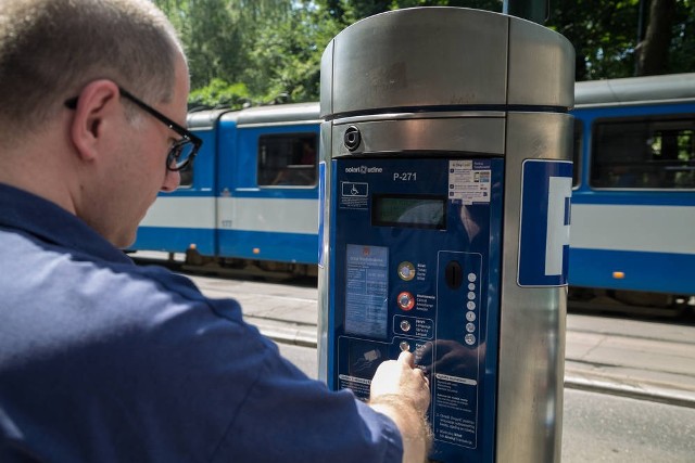 Spółka parkingowa zarządza strefą, ale nie może bezpośrednio pobierać opłat