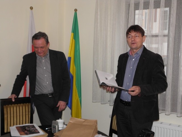 Wójt Zbigniew Szczepański (z prawej) przygotował dla mieszkańców Lichnów symboliczne upominki