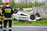 Wypadek w Stalach. Samochód dachował w rowie, kierowca na śliskiej drodze nie zdołał wyhamować (zdjęcia)