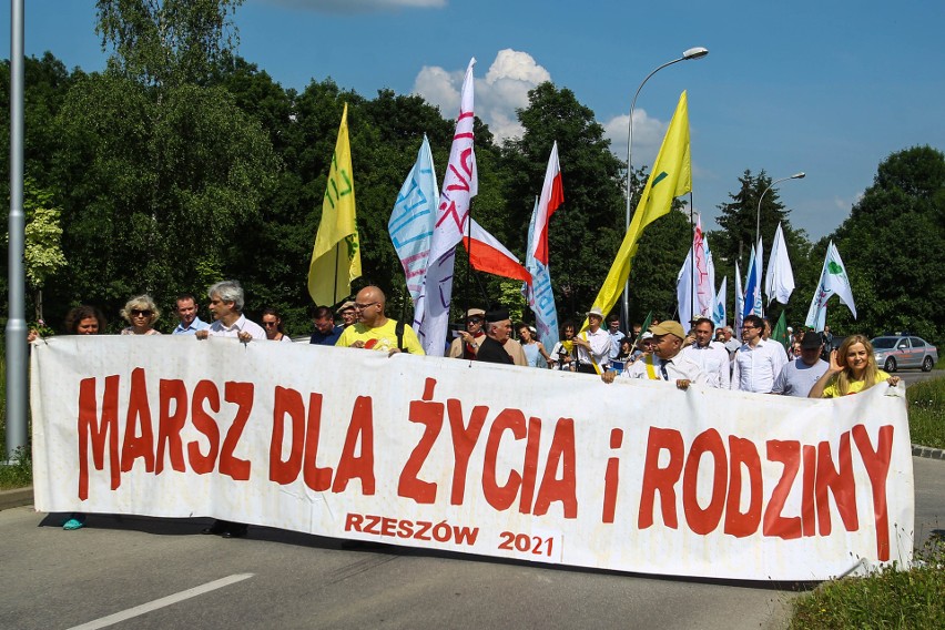 Marsz dla Życia i Rodziny przeszedł w niedzielę ulicami Rzeszowa [ZDJĘCIA]