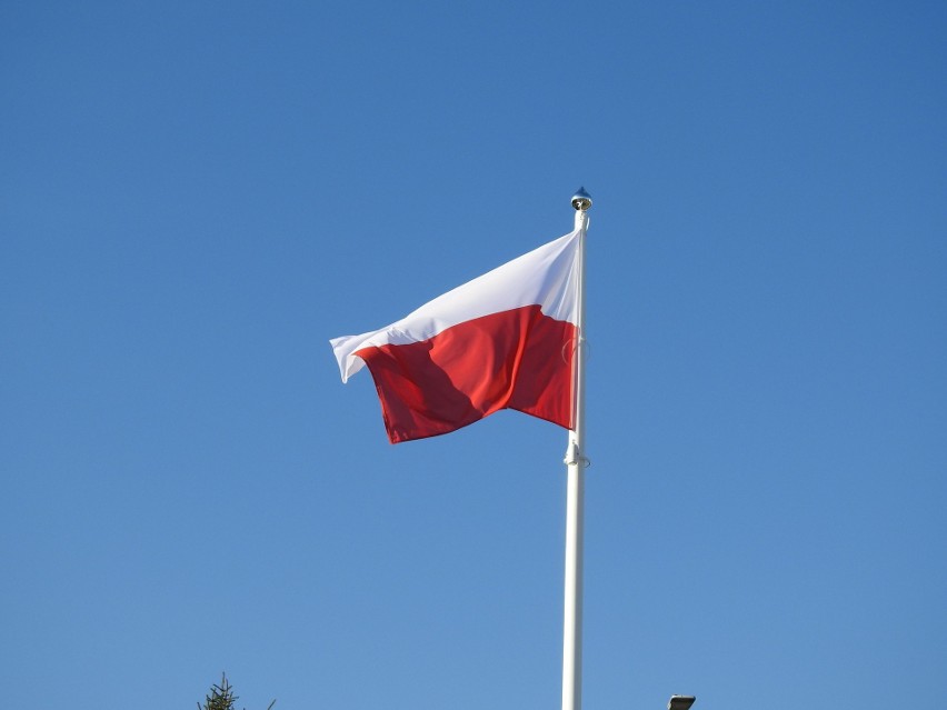 Flaga Polski powiewa w centrum Połańca. To efekt projektu „Pod biało-czerwoną”