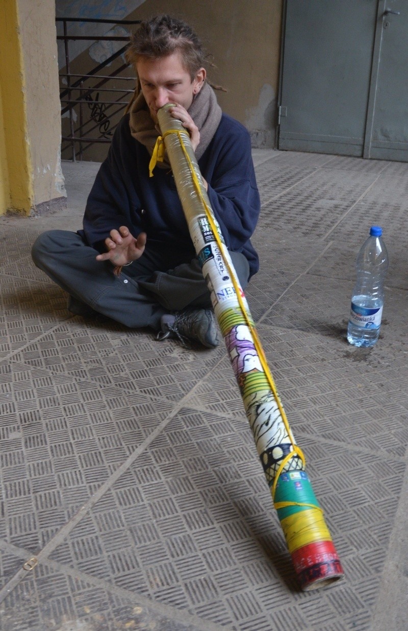 Bezdomny znalazł sposób na życie. Buduje Didgeridoo