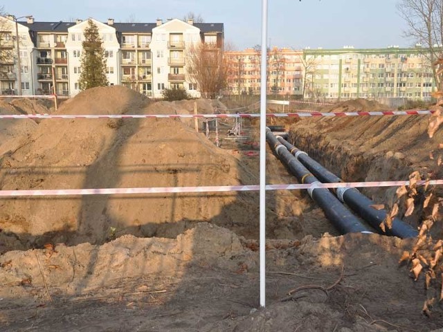 Nowy ciepłociąg w pobliżu budowanej komendy policji przy ulicy Polnej. 