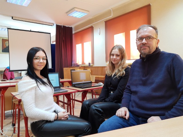 Aleksandra Konecka i Julia Orczyk z nauczycielem Wojciechem Szymańskim.