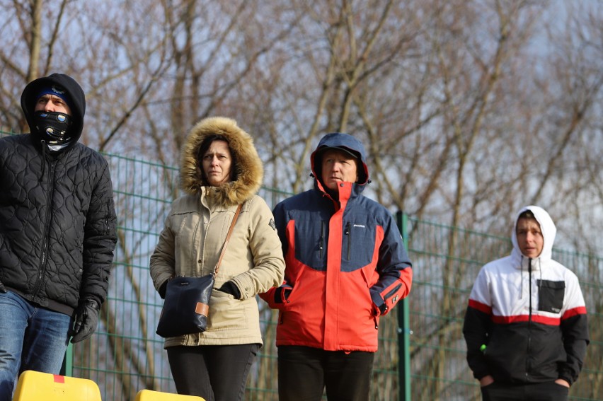 Byliście na derbowym meczu Czarnych Połaniec z Koroną II Kielce w trzeciej lidze? Szukajcie się na zdjęciach 