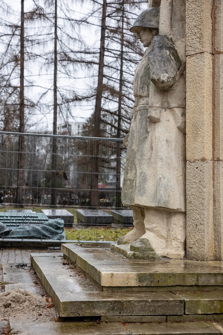 Kraków. Pomnik z sierpem i młotem niebezpieczny, więc ogrodzony. Będzie wyburzanie?