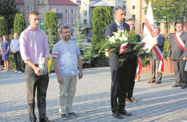 Kwiaty pod pomnikiem Orła na rynku złożył senator Marek Pęk