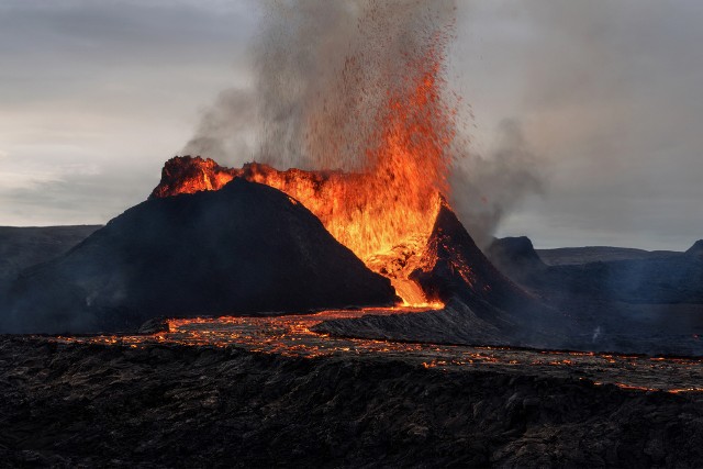 Erupcja wulkanu to nie przelewki. Jak się zachować, będąc w pobliżu? Zapoznaj się z wytycznymi Ministerstwa Spraw Zagranicznych.