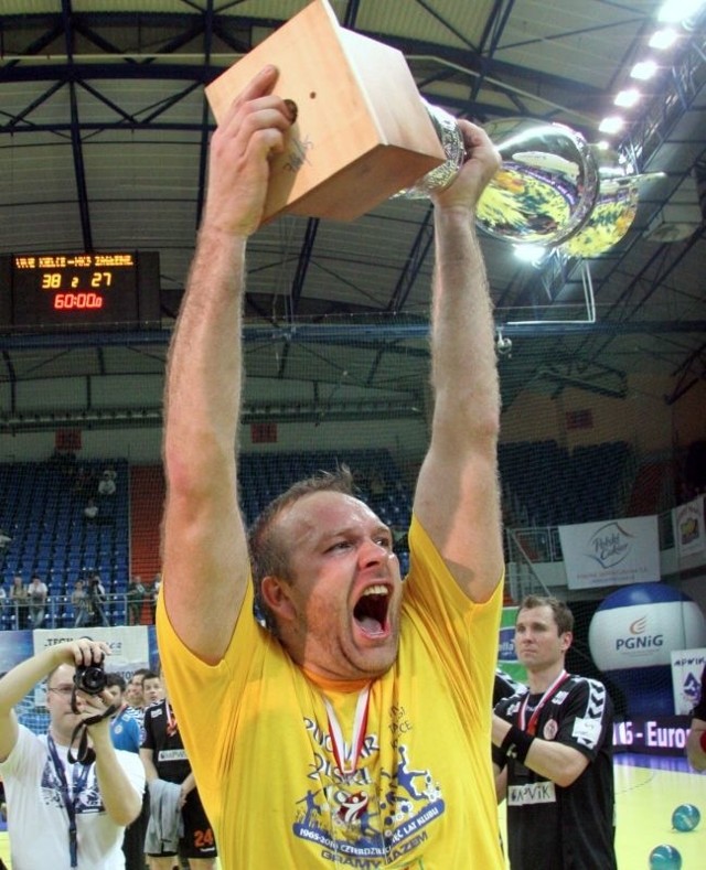 Tak ze zdobycia Pucharu Polski w 2010 roku w Lublinie cieszył się Mariusz Jurasik.