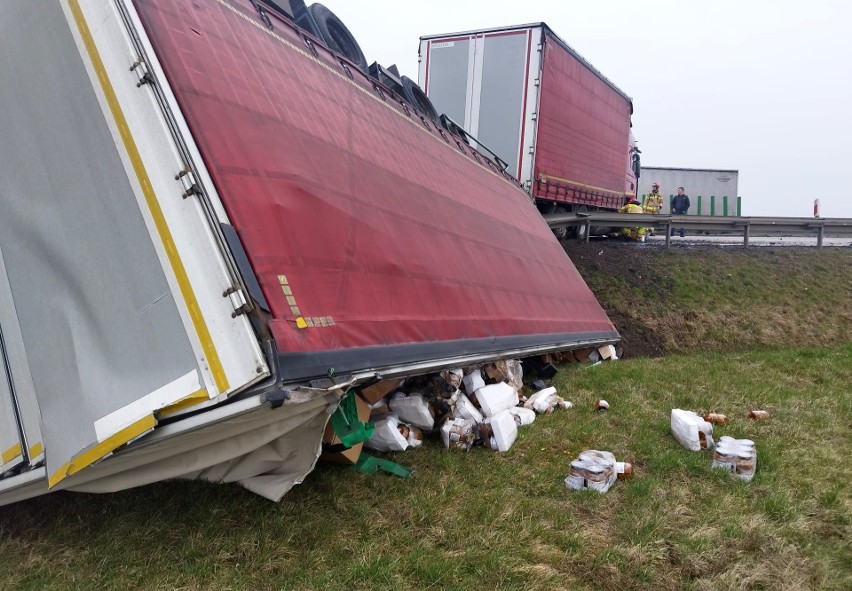 Na autostradzie A4 tir uderzył w bariery i dachował.