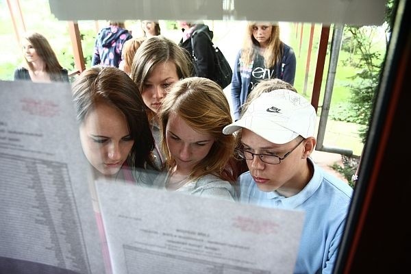 Młodzież sprawdza listę na drzwiach białostockiego Technikum Handlowo- Ekonomicznego