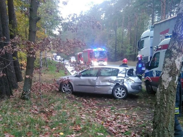 Kolejny wypadek na drodze krajowej nr 10 między Toruniem a Bydgoszczą.  ￼Rano doszło do zderzenia samochodu osobowego z ciężarowym. Trzy osoby zostały poszkodowane z czego dwie karetka pogotowia zostały przewiezione do szpitala. Przyczyny zdarzenia wyjaśnia policja. W akcji brali udział m.in. strażacy z OSP Solec Kujawski.Zobacz także:Kolejny wypadek na DK 10Tragedia w InowrocławiuNowosciTorun