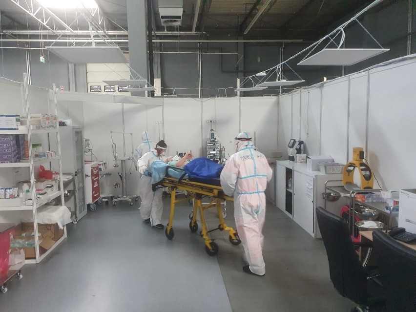 Szpital tymczasowy w Targach Kielce w dwa dni został niemal całkiem zapełniony chorymi pacjentami (WIDEO)