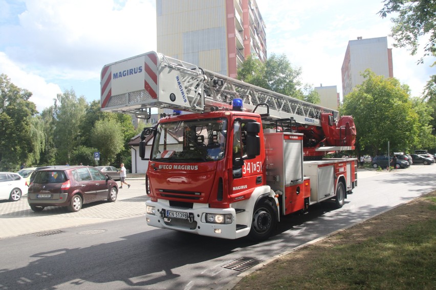 Nowy Sącz. Alarm na osiedlu Gołąbkowice. Strażacy forsowali drzwi mieszkania w wieżowcu