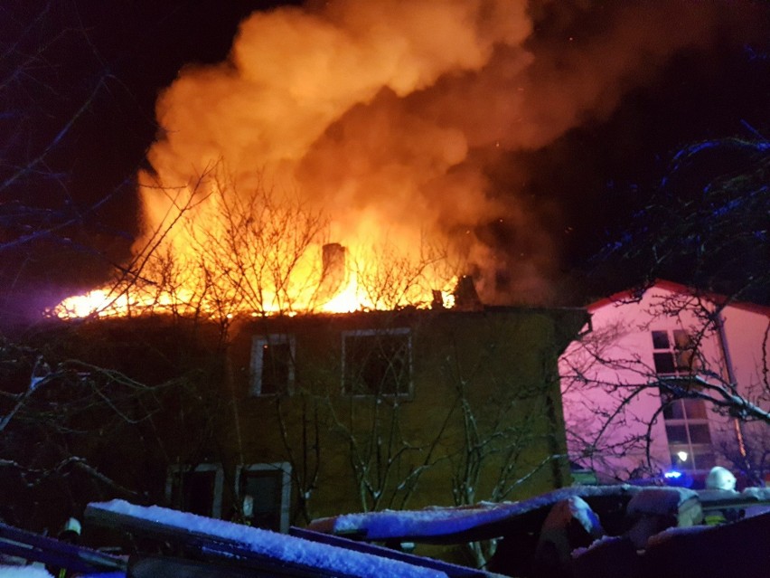 Pożar domu w Sarbinowie. Na miejscu było siedem zastępów straży pożarnej [ZDJĘCIA] 
