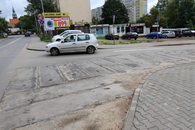 Czytelnicy alarmują, że przez betonowe płyty ruch na ulicy Wiązowej znacznie odbiega od obowiązujących zasad
