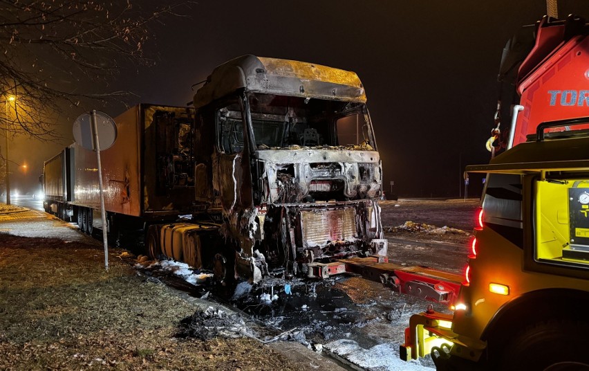 W nocy na wjeździe do Torunia spłonęła ciężarówka.