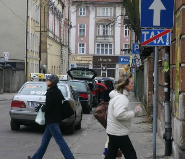 Znak drogowy przy ulicy Murarskiej w Słupsku.