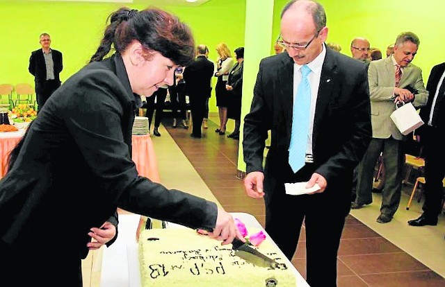 Z okazji 95-lecia szkoły dyrektorka Iwona Dąbek poczęstowała gości tortem przygotowanym specjalnie na okazję jubileuszu.