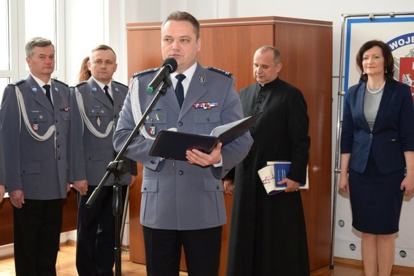 Nowo przyjęci policjanci po szkoleniu trafią do komend w Rzeszowie, Tarnobrzegu, Stalowej Woli i Kolbuszowej (zdjęcia)