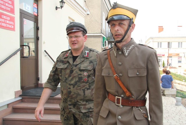 Wieloletni komendant marszu Robert Kasprzyk - z lewej, rekomendowany przez niego nowy Dionizy Krawczyński.