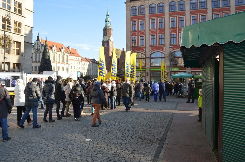 RMF FM rozdaje choinki we Wrocławiu. Na pl. Solnym tłumy