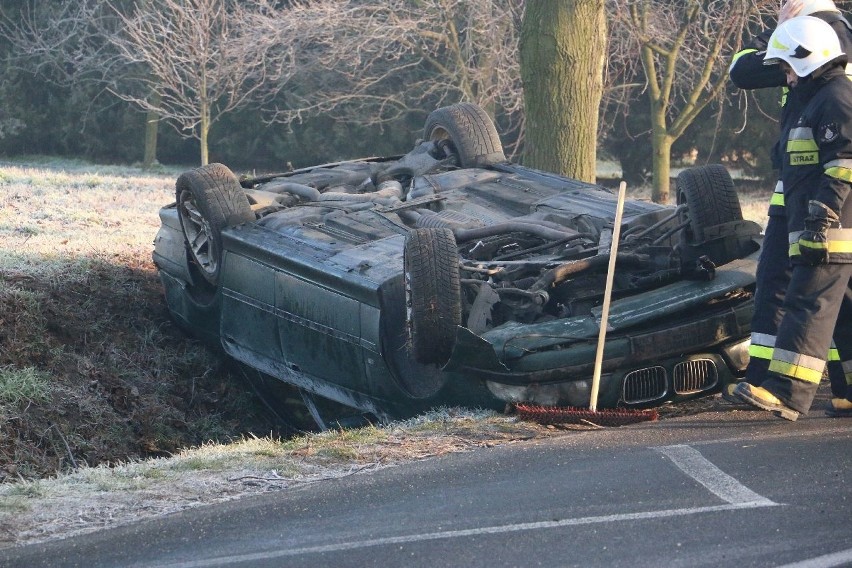 Kolizja w Krojczynie. Auto dachowało, w środku matka z dzieckiem [ZDJĘCIA]