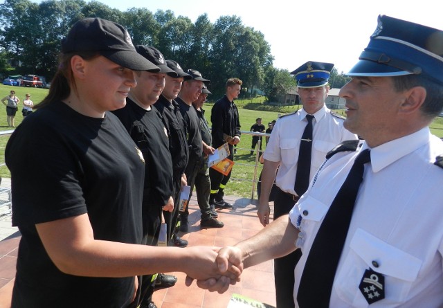 Szymon Sidor, wójt gminy Wojciechowice gratuluje zwycięzcom (Ochotniczej Straży Pożarnej w Gierczycach) zajęcia pierwszego miejsca.