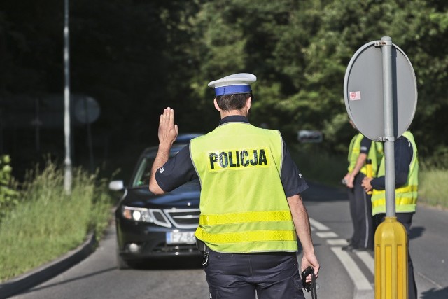 W poniedziałek, 6 czerwca, zielonogórska policja przeprowadziła akcję „Trzeźwy kierowca”. Wynik nie zaskoczył policjantów.Policjanci z zielonogórskiej drogówki przed godz. 7.00 pojawili się na rondzie łączącym ulice Botaniczną z Nowojędrzychowską. W alkomaty dmuchali kierowcy wjeżdżający na rondo. Wszyscy kontrolowani kierowcy byli trzeźwi.Przeczytaj też:   Potrącenie kobiety w Zielonej Górze [ZDJĘCIA]