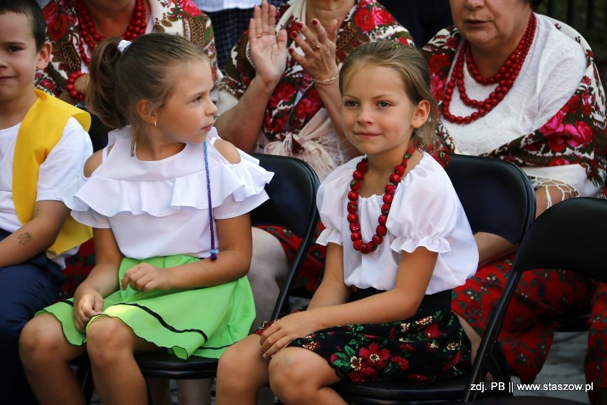 Mieszkańcy Kurozwęk podczas uroczystości dożynkowych w...