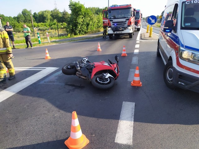 Motocyklista poruszał się hondą. Jechał w kierunku Torunia. Zderzył się z fordem transitem wyjeżdżającym z Pieniek Królewskich.