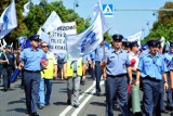 Służby mundurowe pikietują przed siedzibą Ewy Kopacz [wideo]