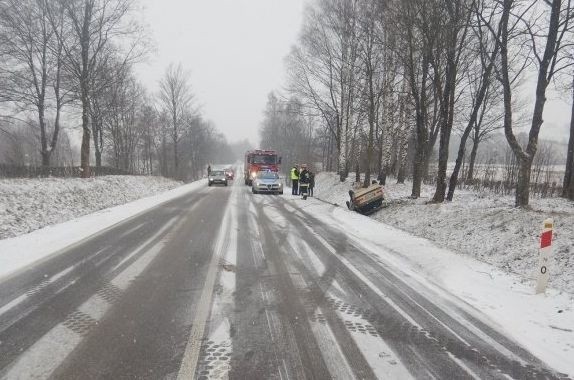 Pojazdem podróżowały dwie osoby, które opuściły pojazd o własnych siłach.