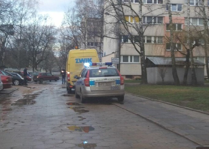 Na Teofilowie zapadły się płyty, którymi pokryty był parking... [zdjęcia]