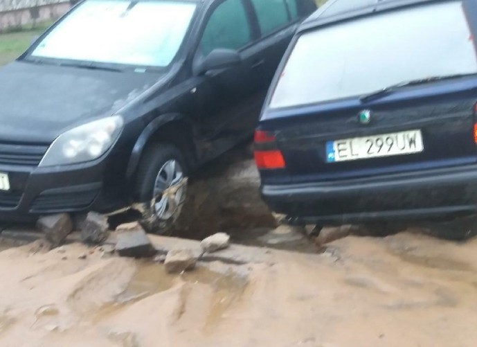 Na Teofilowie zapadły się płyty, którymi pokryty był parking... [zdjęcia]