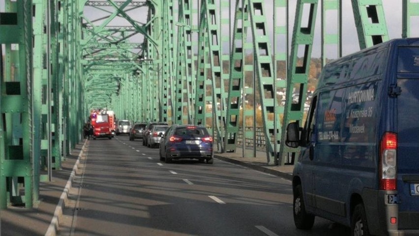 Zderzenie trzech aut na moście we Włocławku. Przyczyną niedostosowanie prędkości [zdjęcia]