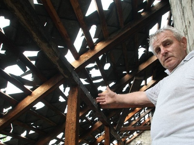 Józef Wierzbicki z Kowali pokazuje "efekt&#8221; gradobicia. Ten dach nadaje się tylko do rozbiórki.