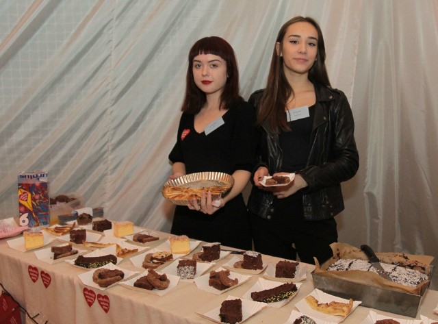Karolina Golus i Iga Kwiecień sprzedawały chętnym ciasta.