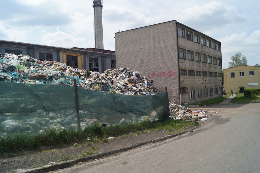 Klucze. Wielka góra śmieci na nielegalnym składowisku nadal nie jest posprzątana [ZDJĘCIA]