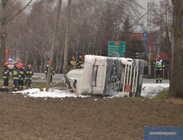 Do wypadku doszło w miejscowości Samszyce w powiecie radziejowskim. Straż pożarna przed godziną 10 otrzymała zawiadomienie o zdarzeniu na drodze krajowej 62 (45 km). Cysterna z paliwem w rowie. Brak osób poszkodowanych. Droga zablokowana. Na miejscu 4 zastępy PSP.Cysterna, aby uniknąć zderzenia zjechała do rowu. Jest zapis monitoringu, policja szuka świadków wypadku [wideo]Flesz - wypadki drogowe. Jak udzielić pierwszej pomocy?