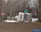 Wypadek pod Osięcinami. Cysterna z paliwem w rowie [zdjęcia]