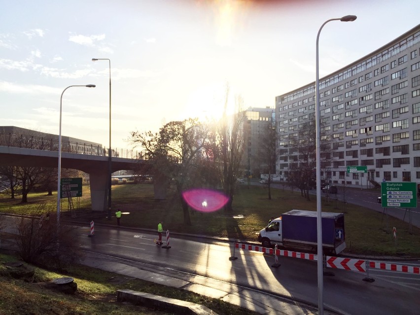 Wisłostrada. Warszawa: Utrudnienia w ruchu. Zamknięte wjazdy na most Poniatowskiego z powodu pustki pod jezdnią [ZDJĘCIA]
