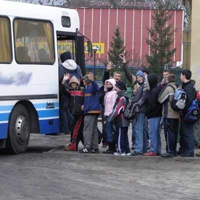 Młodzież, która w piątek wsiadała do szkolnego autobusu, mówiła, że czasem bywa w nim tłoczno.