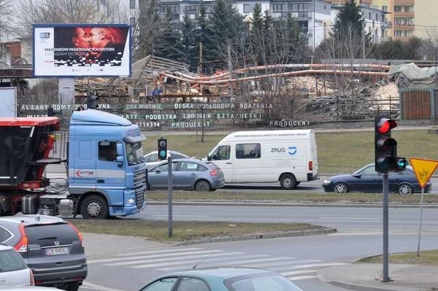 Na drodze nowej inwestycji przeszkodą jest tylko jedna działka, niebędąca własnością miasta. Stoi na niej tartak, opisywany już kilka razy na naszych łamach