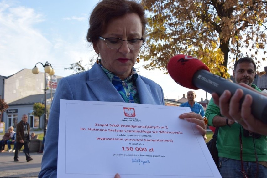 Wojewoda przywiozła do Włoszczowy dwa czeki na 330 tysięcy złotych i wręczyła je... działaczom Prawa i Sprawiedliwości