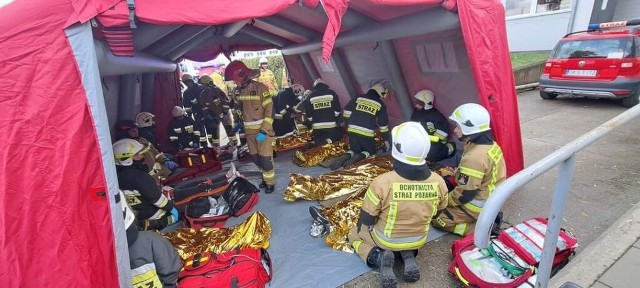 Ćwiczenia strażaków przygotowane przez OSP Wielki Klincz miały na celu sprawdzenie wiedzy i umiejętności służb ratunkowych z powiatu kościerskiego.