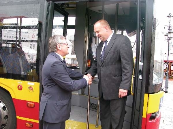 Z okazji podpisania umowy na sanockim rynku prezentowały się autobusy Sancity. Już teraz można było zobaczyć, jakie pojazdy trafią do SPGK. Z lewej burmistrz Wojciech Blecharczyk, z prawej prezes Adam Smoleń.