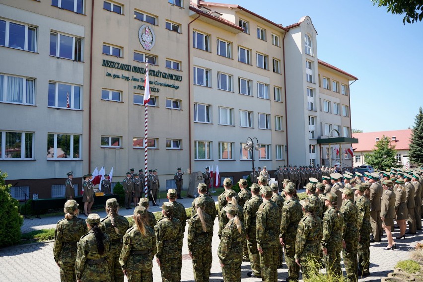 Odznaczenia i wyróżnienia wręczono w Przemyślu strażnikom...