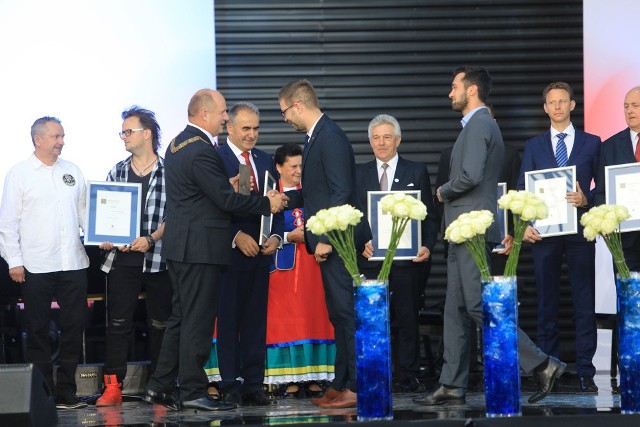 Gala Nagród Marszałka Województwa Kujawsko-Pomorskiego odbyła się we wtorek (19 czerwca) na scenie letniej CKK Jordanki. Nagrody i wyróżnienia przyznano w 13 kategoriach. Wśród laureatów są w sumie 22 zasłużone osoby, zespoły i instytucje, wręczono również 38 wyróżnień, a także wyróżnienie specjalne. Pełną listę nagrodzonych osób wraz z uzasadnieniem można znaleźć TUTAJ.Ceremonię wręczenia nagród na scenie letniej przy CKK Jordanki w Toruniu uświetnił koncert Elbląskiej Orkiestry Kameralnej z udziałem Leszka Możdżera. 
