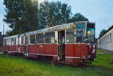 Zabytkowy wagon 102N niszczeje w zajezdni tramwajowej w Chorzowie Batorym. Czy można go uratować?